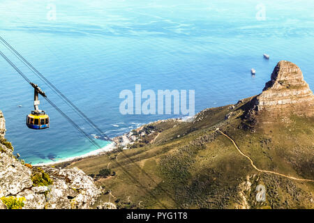 Vista dall'alto in basso dalla Montagna della Tavola di una macchina di cavo e la testa di leone sulla destra e Oceano Atlantico in background Foto Stock