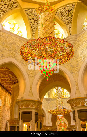 Abu Dhabi, Emirati Arabi Uniti - 22 Aprile 2013: il grande lampadario nel corridoio principale di preghiera della Grande Moschea di Sheikh Zayed. colpo verticale. Foto Stock