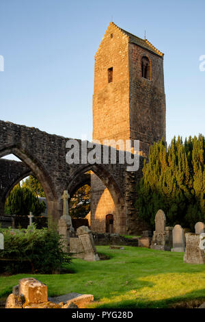 La mattina presto il sole sul dodicesimo secolo Muthill torre e resti di mura della chiesa Perth & Kinross, Scozia Foto Stock