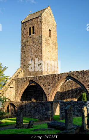 La mattina presto il sole sul dodicesimo secolo Muthill torre e resti di mura della chiesa Perth & Kinross, Scozia Foto Stock