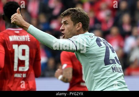 Mainz, Germania. 27 ott 2018. 27 ottobre 2018, Germania Mainz: Calcio - Bundesliga, FSV Mainz 05 - Werder Brema, decima Giornata nell'Opel Arena. Bavaria Thomas Mueller mostra il suo pollice in alto. Credito: Torsten Silz/dpa - AVVISO IMPORTANTE: DFL un d DFB regolamenti vietano qualsiasi uso di fotografie come sequenze di immagini e/o quasi-video./dpa/Alamy Live News Foto Stock