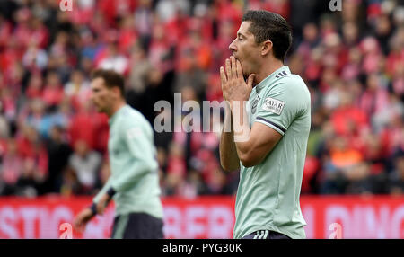 Mainz, Germania. 27 ott 2018. 27 ottobre 2018, Germania Mainz: Calcio - Bundesliga, FSV Mainz 05 - Werder Brema, decima Giornata nell'Opel Arena. Bavaria Robert Lewandowski batte in alto le mani davanti al suo volto. Credito: Torsten Silz/dpa - AVVISO IMPORTANTE: DFL un d DFB regolamenti vietano qualsiasi uso di fotografie come sequenze di immagini e/o quasi-video./dpa/Alamy Live News Foto Stock