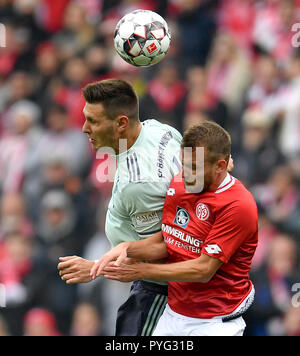 Mainz, Germania. 27 ott 2018. 27 ottobre 2018, Germania Mainz: Calcio - Bundesliga, FSV Mainz 05 - Werder Brema, decima Giornata nell'Opel Arena. Daniel Brosinski da Mainz gioca contro Niklas Süle dalla Baviera (L). Credito: Torsten Silz/dpa - AVVISO IMPORTANTE: DFL un d DFB regolamenti vietano qualsiasi uso di fotografie come sequenze di immagini e/o quasi-video./dpa/Alamy Live News Foto Stock