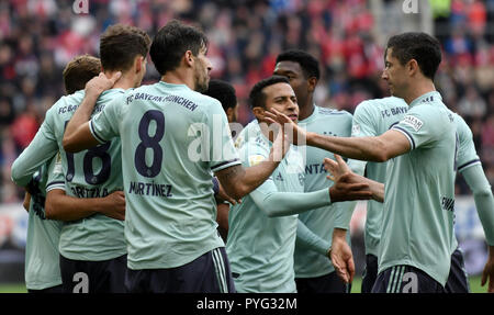 Mainz, Germania. 27 ott 2018. 27 ottobre 2018, Germania Mainz: Calcio - Bundesliga, FSV Mainz 05 - Werder Brema, decima Giornata nell'Opel Arena. Bavaria squadra cheers dopo il 0-1 obiettivo da Leon Goretzka (L). Credito: Torsten Silz/dpa - AVVISO IMPORTANTE: DFL un d DFB regolamenti vietano qualsiasi uso di fotografie come sequenze di immagini e/o quasi-video./dpa/Alamy Live News Foto Stock