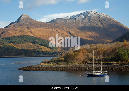 Glen Coe, Lochaber, Scotland, Regno Unito. 27 ott. 2018. Regno Unito meteo, sole nelle Highlands scozzesi dopo 0 gradi durante la notte, prima spolverata di neve sulla cima di una montagna di Glencoe questo autunno, yacht su Loch Leven con Pap di Glencoe montagna dietro Foto Stock