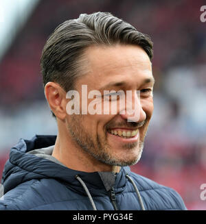 Mainz, Germania. 27 ott 2018. 27 ottobre 2018, Germania Mainz: Calcio - Bundesliga, FSV Mainz 05 - Werder Brema, decima Giornata nell'Opel Arena. Pullman bavarese Niko Kovac sorrisi prima del gioco. Credito: Torsten Silz/dpa - AVVISO IMPORTANTE: DFL un d DFB regolamenti vietano qualsiasi uso di fotografie come sequenze di immagini e/o quasi-video./dpa/Alamy Live News Foto Stock