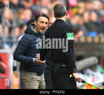 Mainz, Germania. 27 ott 2018. 27 ottobre 2018, Germania Mainz: Calcio - Bundesliga, FSV Mainz 05 - Werder Brema, decima Giornata nell'Opel Arena. Bavaria allenatore Niko Kovac (L) in conversazione con il per guardafili. Credito: Torsten Silz/dpa - AVVISO IMPORTANTE: DFL un d DFB regolamenti vietano qualsiasi uso di fotografie come sequenze di immagini e/o quasi-video./dpa/Alamy Live News Foto Stock