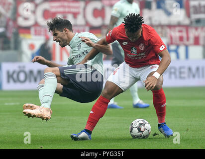 Mainz, Germania. 27 ott 2018. 27 ottobre 2018, Germania Mainz: Calcio - Bundesliga, FSV Mainz 05 - Werder Brema, decima Giornata nell'Opel Arena. Jean-Paul Boetius da Mainz gioca contro Javi Martinez dalla Baviera (L). Credito: Torsten Silz/dpa - AVVISO IMPORTANTE: DFL un d DFB regolamenti vietano qualsiasi uso di fotografie come sequenze di immagini e/o quasi-video./dpa/Alamy Live News Foto Stock