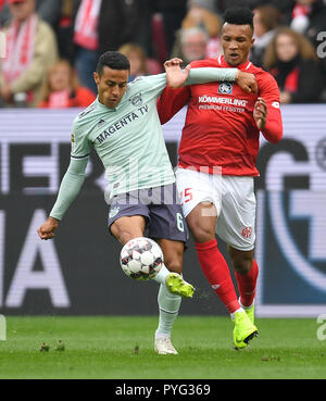 Mainz, Germania. 27 ott 2018. 27 ottobre 2018, Germania Mainz: Calcio - Bundesliga, FSV Mainz 05 - Werder Brema, decima Giornata nell'Opel Arena. Jean-Philippe Gbamin da Mainz gioca contro la Baviera Thiago (L). Credito: Torsten Silz/dpa - AVVISO IMPORTANTE: DFL un d DFB regolamenti vietano qualsiasi uso di fotografie come sequenze di immagini e/o quasi-video./dpa/Alamy Live News Foto Stock