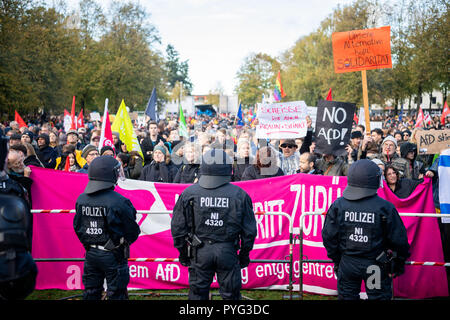 Oldenburg (Germania). 27 ott 2018. 27 ottobre 2018, Germania, Oldenburg: Numerosi dimostranti si sono riuniti presso l'Oldenburg Weser-Ems-Halle dietro una barriera di polizia durante lo stato parte conferenza dell'AfD Bassa Sassonia. Credito: Mohssen Assanimoghaddam/dpa/Alamy Live News Foto Stock