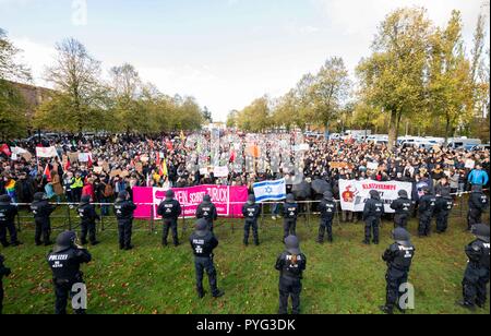 Oldenburg (Germania). 27 ott 2018. 27 ottobre 2018, Germania, Oldenburg: Numerosi dimostranti si sono riuniti presso l'Oldenburg Weser-Ems-Halle dietro una barriera di polizia durante lo stato parte conferenza dell'AfD Bassa Sassonia. Credito: Mohssen Assanimoghaddam/dpa/Alamy Live News Foto Stock