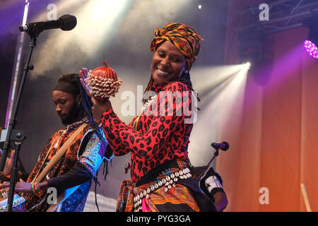 Londra il 27 ottobre 2018. Un parte chiave del sindaco di Londra la storia nero mese celebrazioni, il gruppo di musica da ballo Beeogo Yinga eseguire sul palco del festival. Credito: Claire Doherty/Alamy Live News Foto Stock