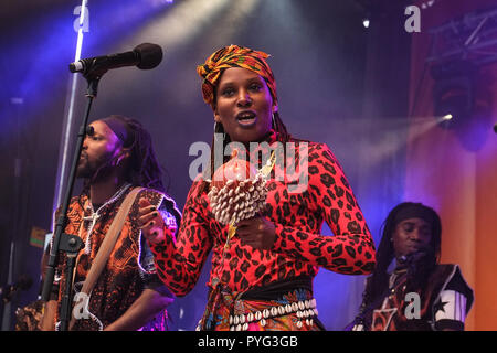 Londra il 27 ottobre 2018. Un parte chiave del sindaco di Londra la storia nero mese celebrazioni, il gruppo di musica da ballo Beeogo Yinga eseguire sul palco del festival. Credito: Claire Doherty/Alamy Live News Foto Stock