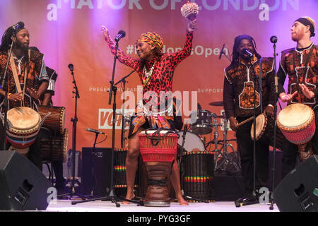 Londra il 27 ottobre 2018. Un parte chiave del sindaco di Londra la storia nero mese celebrazioni, il gruppo di musica da ballo Beeogo Yinga eseguire sul palco del festival. Credito: Claire Doherty/Alamy Live News Foto Stock