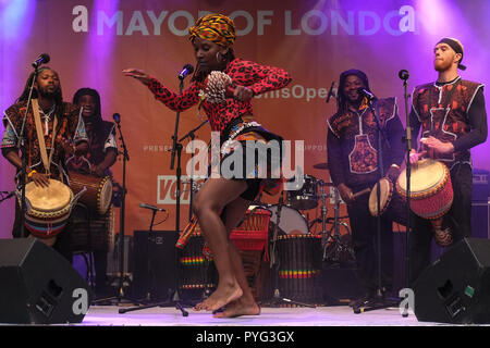 Londra il 27 ottobre 2018. Un parte chiave del sindaco di Londra la storia nero mese celebrazioni, il gruppo di musica da ballo Beeogo Yinga eseguire sul palco del festival. Credito: Claire Doherty/Alamy Live News Foto Stock