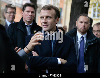 Praga, Repubblica Ceca. 27 ott 2018. Il Presidente francese Emmanuel Macron (centro) è visto di fronte all ambasciata francese a Praga, nella Repubblica ceca il 27 ottobre 2018. Credito: Michaela Rihova/CTK foto/Alamy Live News Foto Stock