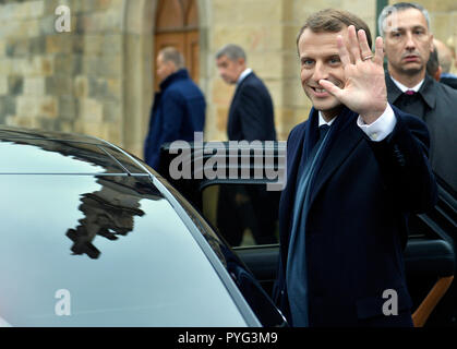 Praga, Repubblica Ceca. 27 ott 2018. Il Presidente francese Emmanuel Macron onde ai giornalisti a Praga, nella Repubblica ceca il 27 ottobre 2018. Credito: Michaela Rihova/CTK foto/Alamy Live News Foto Stock