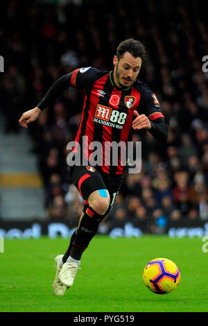 Londra, Regno Unito. Il 27 ottobre 2018. Adam Smith di Bournemouth in azione. Premier League, Fulham v AFC Bournemouth a Craven Cottage di Londra il sabato 27 ottobre 2018. Questa immagine può essere utilizzata solo per scopi editoriali. Solo uso editoriale, è richiesta una licenza per uso commerciale. Nessun uso in scommesse, giochi o un singolo giocatore/club/league pubblicazioni. pic da Steffan Bowen/Andrew Orchard fotografia sportiva/Alamy Live news Foto Stock