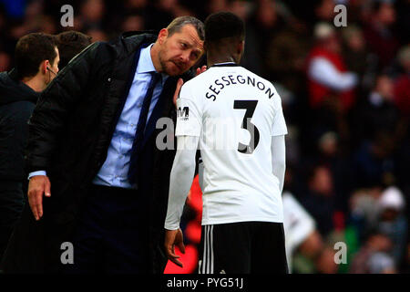 Londra, Regno Unito. Il 27 ottobre 2018. Fulham Manager Jokanovic Slavisa (L) dà le sue istruzioni per Ryan Sessegnon di Fulham (R). Premier League, Fulham v AFC Bournemouth a Craven Cottage di Londra il sabato 27 ottobre 2018. Questa immagine può essere utilizzata solo per scopi editoriali. Solo uso editoriale, è richiesta una licenza per uso commerciale. Nessun uso in scommesse, giochi o un singolo giocatore/club/league pubblicazioni. pic da Steffan Bowen/Andrew Orchard fotografia sportiva/Alamy Live news Foto Stock