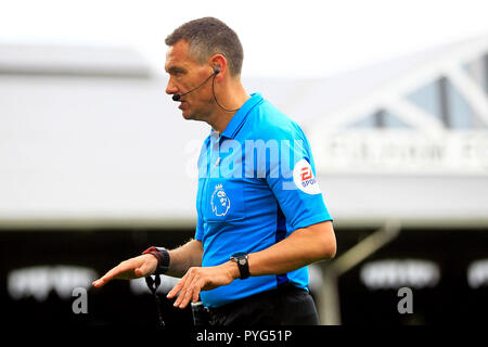 Londra, Regno Unito. Il 27 ottobre 2018. Arbitro Andre Marriner in azione. Premier League, Fulham v AFC Bournemouth a Craven Cottage di Londra il sabato 27 ottobre 2018. Questa immagine può essere utilizzata solo per scopi editoriali. Solo uso editoriale, è richiesta una licenza per uso commerciale. Nessun uso in scommesse, giochi o un singolo giocatore/club/league pubblicazioni. pic da Steffan Bowen/Andrew Orchard fotografia sportiva/Alamy Live news Foto Stock
