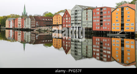 04 ottobre 2018, Norvegia Trondheim: 04 ottobre 2018, Norvegia Trondheim: magazzini storica sul fiume Nidelv a Trondheim in Norvegia centrale. La terza città più grande del paese può guardare indietro su oltre mille anni di storia. Foto: Jan Woitas/dpa-Zentralbild/ZB Foto Stock