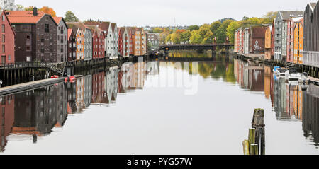 04 ottobre 2018, Norvegia Trondheim: 04 ottobre 2018, Norvegia Trondheim: magazzini storica sul fiume Nidelv a Trondheim in Norvegia centrale. La terza città più grande del paese può guardare indietro su oltre mille anni di storia. Foto: Jan Woitas/dpa-Zentralbild/ZB Foto Stock