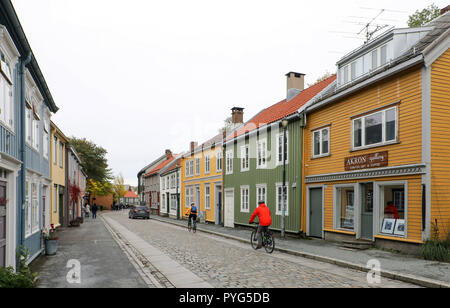 04 ottobre 2018, Norvegia Trondheim: 04 ottobre 2018, Norvegia Trondheim: storico case di legno in Bakklandet distretto di Trondheim in Norvegia centrale. Il quartiere operaio con la sua parzialmente compenetrate vecchie case è diventato un magnete turistico con caffè e gallerie. Foto: Jan Woitas/dpa-Zentralbild/ZB Foto Stock