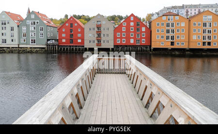 04 ottobre 2018, Norvegia Trondheim: 04 ottobre 2018, Norvegia Trondheim: Vista del centro storico di magazzino sul fiume Nidelv a Trondheim in Norvegia centrale. La terza città più grande del paese può guardare indietro su oltre mille anni di storia. Foto: Jan Woitas/dpa-Zentralbild/ZB Foto Stock