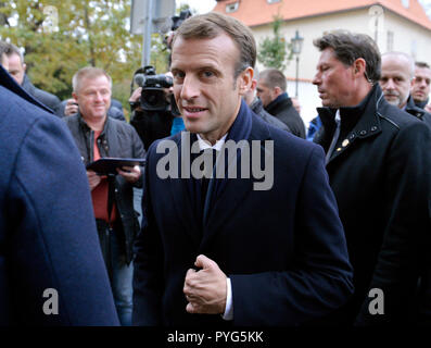 Praga, Repubblica Ceca. 27 ott 2018. Il Presidente francese Emmanuel Macron (centro) è visto durante una passeggiata attraverso Praga Repubblica Ceca, il 27 ottobre 2018, con il Primo ministro ceco Andrej Babis (non visibile). Credito: Michaela Rihova/CTK foto/Alamy Live News Foto Stock