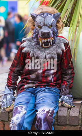 Poole, Dorset, Regno Unito. Il 27 ottobre 2018. Poole il primo festival di zombie, un spook-tacular evento parata e con un premio per il vestito peggiore zombie. La folla girare su un veramente freddo, ma asciutta, giorno per prendere parte o guardare la refrigerazione di evento. Credito: Carolyn Jenkins/Alamy Live News Foto Stock