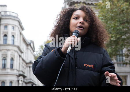 Londra, Regno Unito. 27 ottobre, 2018. Un amico della famiglia di Mark Duggan risolve gli attivisti dal Regno familiari e amici in campagna (UFFC) prendendo parte al ventesimo processione annuale a Downing Street in ricordo di familiari e amici che sono morti in custodia della polizia, prigione, centri di detenzione per immigrati o sicuro negli ospedali psichiatrici. Mark Duggan, 29, è stato ucciso da un Metropolitan Police officer di armi da fuoco in Tottenham, a nord di Londra, il 4 agosto 2011. Credito: Mark Kerrison/Alamy Live News Foto Stock