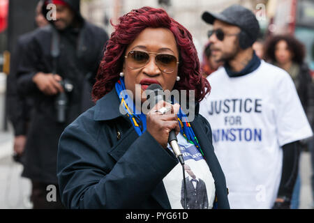 Londra, Regno Unito. 27 ottobre, 2018. Un parente di Sheku Bayoh risolve gli attivisti dal Regno familiari e amici in campagna (UFFC) prendendo parte al ventesimo processione annuale a Downing Street in ricordo di familiari e amici che sono morti in custodia della polizia, prigione, centri di detenzione per immigrati o sicuro negli ospedali psichiatrici. Sheku Bayoh morì dopo essere stati detenuti in corrispondenza di una stazione di polizia nel 2015. Credito: Mark Kerrison/Alamy Live News Foto Stock