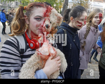 Kiev Kiev, Ucraina. 27 ott 2018. Si vedono persone vestite di zombie costumi e make-up durante le celebrazioni.centinaia di persone hanno marciato per le strade di Kiev downtown, alla vigilia di Halloween zombie celebrazioni. Credito: Pavlo Gonchar SOPA/images/ZUMA filo/Alamy Live News Foto Stock