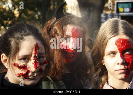 Kiev Kiev, Ucraina. 27 ott 2018. Si vedono persone vestite di zombie costumi e make-up durante le celebrazioni.centinaia di persone hanno marciato per le strade di Kiev downtown, alla vigilia di Halloween zombie celebrazioni. Credito: Pavlo Gonchar SOPA/images/ZUMA filo/Alamy Live News Foto Stock