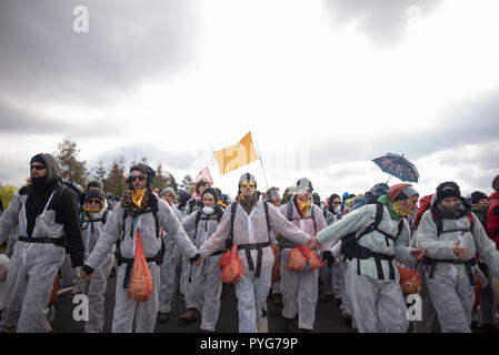 Dueren, Berlino, Germania. 27 ott 2018. Manifestanti hanno visto nel corso di una campagna di protesta del clima Alliance 'Ende Gelaende' vicino alla zona a cielo aperto Inden presso la città Dueren. Il clima di alleanza attivista "Ende Gelaende' proteste con l' azione contro la promozione e la conversione del carbone. Credito: Markus Heine SOPA/images/ZUMA filo/Alamy Live News Foto Stock