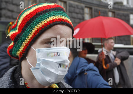 Kiev Kiev, Ucraina. 27 ott 2018. Una donna visto indossare un dispositivo monouso maschera facciale durante la protesta.marzo di Liberty 2018 rally per la cannabis che ha preso posto nella parte anteriore del Gabinetto dei Ministri in centro dove un gruppo di manifestanti si sono riuniti per protestare contro la depenalizzazione della marijuana fumatori e per permettere l'uso di marijuana da parte di personale medico, ma richiedono anche che la marijuana dovrebbe essere individuata dalle droghe pesanti. Credito: Pavlo Gonchar SOPA/images/ZUMA filo/Alamy Live News Foto Stock