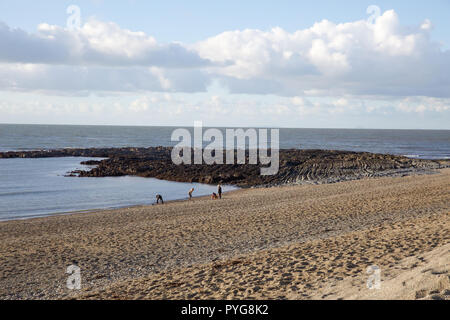 Aberystwyth,UK,27 ottobre 2018,Persone godetevi il glorioso di autunno caldo sole su Aberystwyth in Galles come le temperature sono molto chilier come alta pressione ha portato all'aria più fredda da nord.Credit: Keith Larby/Alamy Live News Foto Stock