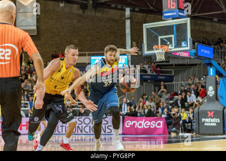 Andorra La Vella, Andorra - 27 Ottobre 2018 - i giocatori in azione nella Liga ACB Endesa match tra Mora Banc Andorra BC e Iberostar Tenerife , punteggio finale 81 - 96, il 27 ottobre 27 2018, in Andorra. Credito: Martin Silva Cosentino / Alamy Live News Foto Stock