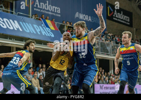 Andorra La Vella, Andorra - 27 Ottobre 2018 - i giocatori in azione nella Liga ACB Endesa match tra Mora Banc Andorra BC e Iberostar Tenerife , punteggio finale 81 - 96, il 27 ottobre 27 2018, in Andorra. Credito: Martin Silva Cosentino / Alamy Live News Foto Stock