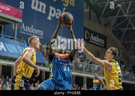 Andorra La Vella, Andorra - 27 Ottobre 2018 - i giocatori in azione nella Liga ACB Endesa match tra Mora Banc Andorra BC e Iberostar Tenerife , punteggio finale 81 - 96, il 27 ottobre 27 2018, in Andorra. Credito: Martin Silva Cosentino / Alamy Live News Foto Stock