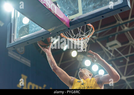 Andorra La Vella, Andorra - 27 Ottobre 2018 - i giocatori in azione nella Liga ACB Endesa match tra Mora Banc Andorra BC e Iberostar Tenerife , punteggio finale 81 - 96, il 27 ottobre 27 2018, in Andorra. Credito: Martin Silva Cosentino / Alamy Live News Foto Stock