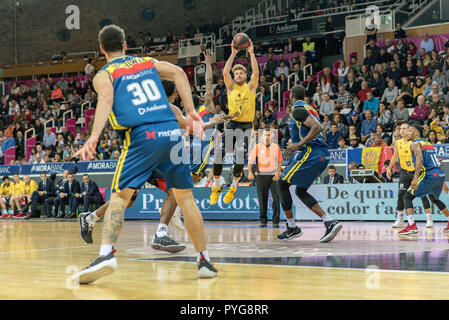 Andorra La Vella, Andorra - 27 Ottobre 2018 - i giocatori in azione nella Liga ACB Endesa match tra Mora Banc Andorra BC e Iberostar Tenerife , punteggio finale 81 - 96, il 27 ottobre 27 2018, in Andorra. Credito: Martin Silva Cosentino / Alamy Live News Foto Stock