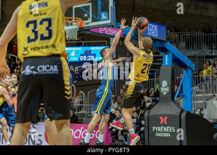 Andorra La Vella, Andorra - 27 Ottobre 2018 - i giocatori in azione nella Liga ACB Endesa match tra Mora Banc Andorra BC e Iberostar Tenerife , punteggio finale 81 - 96, il 27 ottobre 27 2018, in Andorra. Credito: Martin Silva Cosentino / Alamy Live News Foto Stock