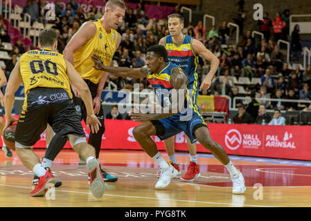 Andorra La Vella, Andorra - 27 Ottobre 2018 - i giocatori in azione nella Liga ACB Endesa match tra Mora Banc Andorra BC e Iberostar Tenerife , punteggio finale 81 - 96, il 27 ottobre 27 2018, in Andorra. Credito: Martin Silva Cosentino / Alamy Live News Foto Stock