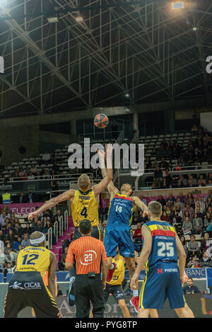 Andorra La Vella, Andorra - 27 Ottobre 2018 - i giocatori in azione nella Liga ACB Endesa match tra Mora Banc Andorra BC e Iberostar Tenerife , punteggio finale 81 - 96, il 27 ottobre 27 2018, in Andorra. Credito: Martin Silva Cosentino / Alamy Live News Foto Stock