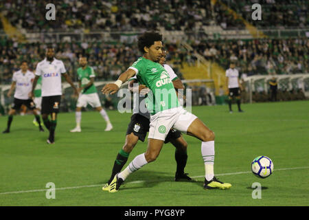 SC - Chapeco - 27/10/2018 - un brasiliano 2018, Chapecoense x Am rica-MG - lettore Chapecoense Osmar Jr è offerte con America-MG giocatore durante una partita a Arena Conda Stadium per il campionato brasiliano a 2018. Foto: Renato Padilha / AGIF Foto Stock