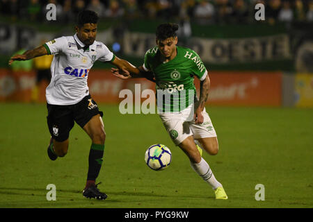 SC - Chapeco - 27/10/2018 - un brasiliano 2018, Chapecoense x Am rica-MG - lettore Chapecoense Doffo concorsi offerta con America-MG Aderlan giocatore durante una partita all'Arena Conda stadium per il campionato brasiliano a 2018. Foto: Renato Padilha / AGIF Foto Stock