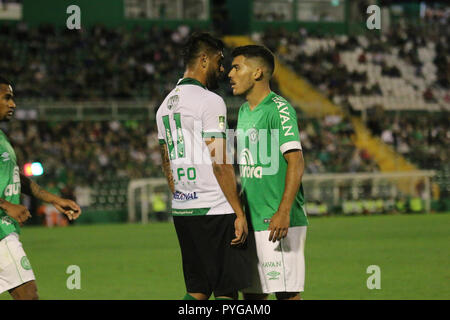 SC - Chapeco - 27/10/2018 - un brasiliano 2018, Chapecoense x Am rica-MG - lettore Chapecoense Orzu discute con Luan d'America-MG durante una partita all'Arena Conda stadium per il campionato brasiliano a 2018. Foto: Renato Padilha / AGIF Foto Stock