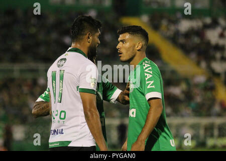 SC - Chapeco - 27/10/2018 - un brasiliano 2018, Chapecoense x Am rica-MG - lettore Chapecoense Orzu discute con Luan d'America-MG durante una partita all'Arena Conda stadium per il campionato brasiliano a 2018. Foto: Renato Padilha / AGIF Foto Stock