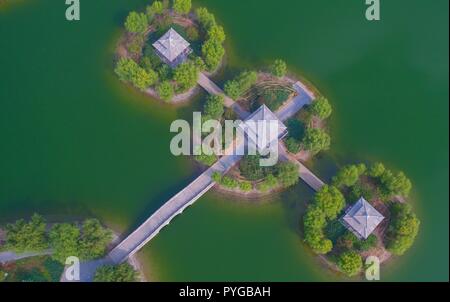 (181028) -- Pechino, 28 ottobre 2018 (Xinhua) -- Foto aeree prese su 25 Ottobre 2018 mostra un angolo in Yecheng Park nella contea di Linzhang, Handan città del nord della Cina nella provincia di Hebei. (Xinhua/Wang Xiao) Foto Stock